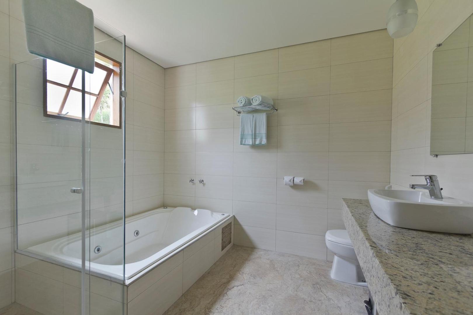 Quarto Master Luxo com Banheira de Hidromassagem
